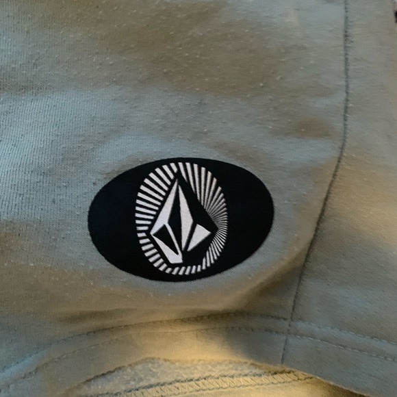 Boys medium volcom shorts. - Picture 3 of 4